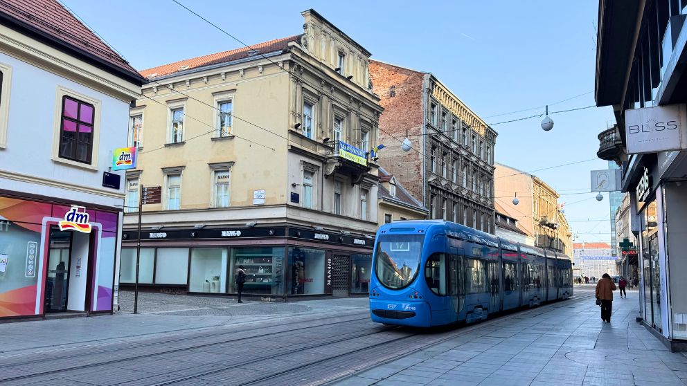 イリツァ通りからイェラチッチ広場へ向かって走るトラムの様子