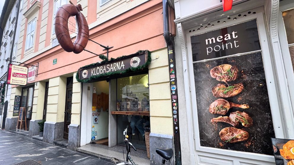 リュブリャナ旧市街にあるKlobasarnaという食堂の外観。ソーセージの飾りがぶらさがっている