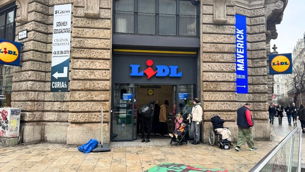 青い看板が目立つLidlの入り口