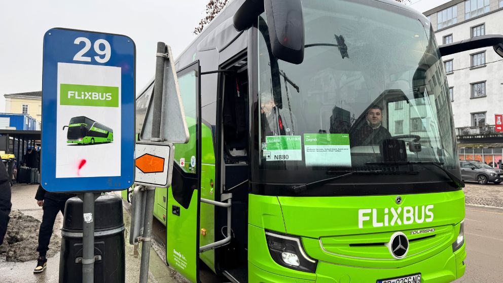 リュブリャナのバス停に停車中のFlixBus