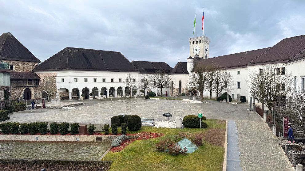 リュブリャナ城の中庭。建物は新しく見えるが、もとは古い時代のもの