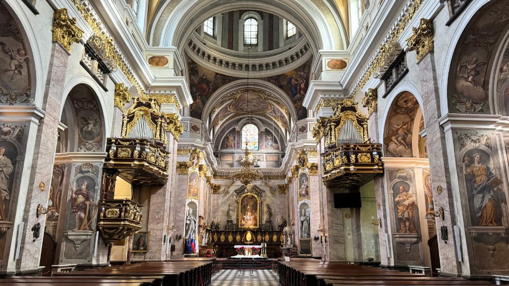 リュブリャナ大聖堂の内部の様子。重厚な雰囲気が漂う