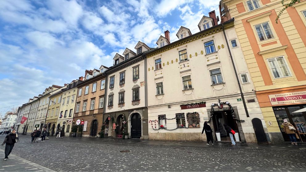 リュブリャナ旧市街の大聖堂の側面の通りに並ぶ建物