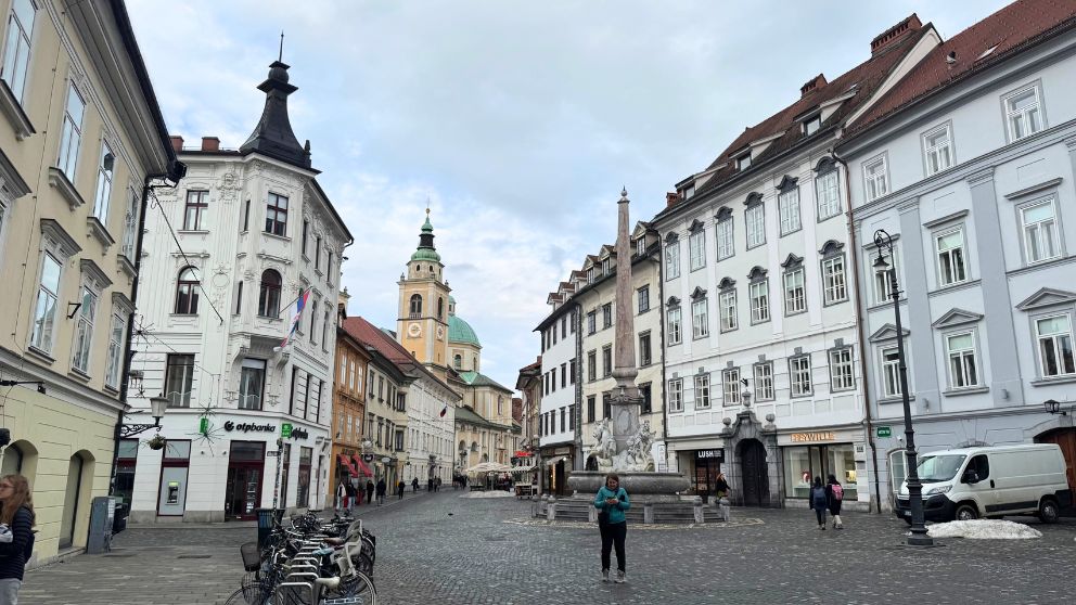 リュブリャナ旧市街、市庁舎前の広場。背景にリュブリャナ大聖堂