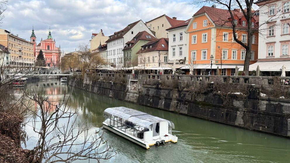観光船がリュブリャニツァ川を進んでいる様子