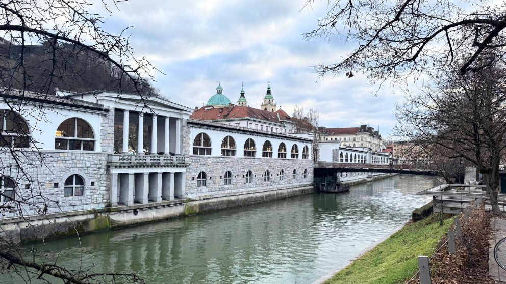 リュブリャニツァ川と中央市場の回廊建物、奥には「肉屋の橋」がかかる