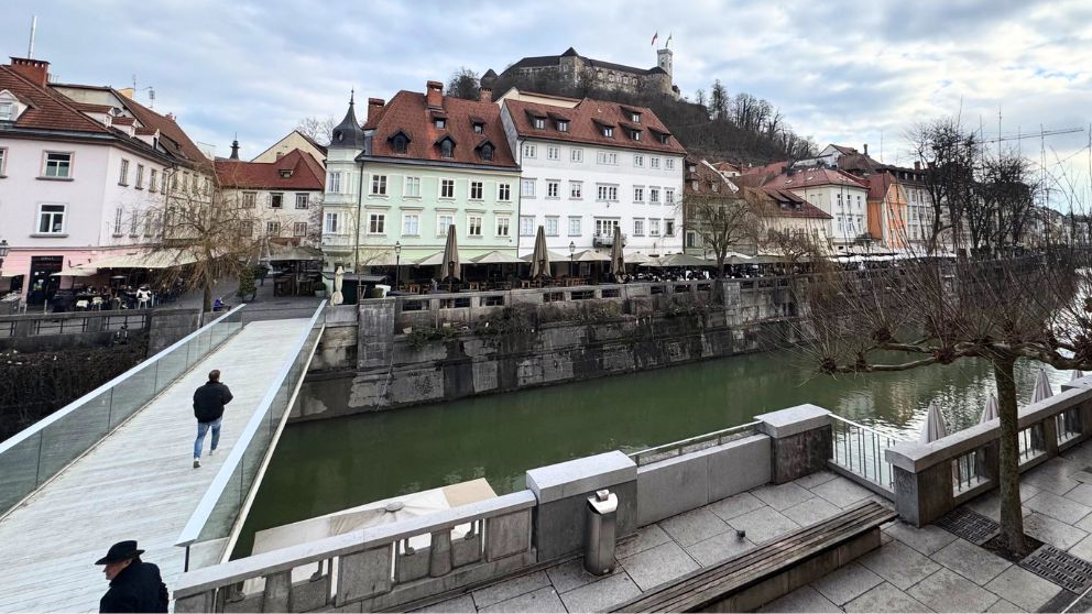 リュブリャニツァ川と小さな「魚の橋」の風景