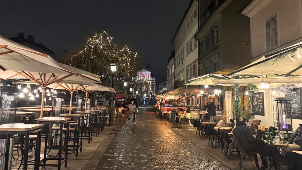 リュブリャナ旧市街の川沿いに並ぶカフェやレストラン。夜の様子で気がライトアップされている