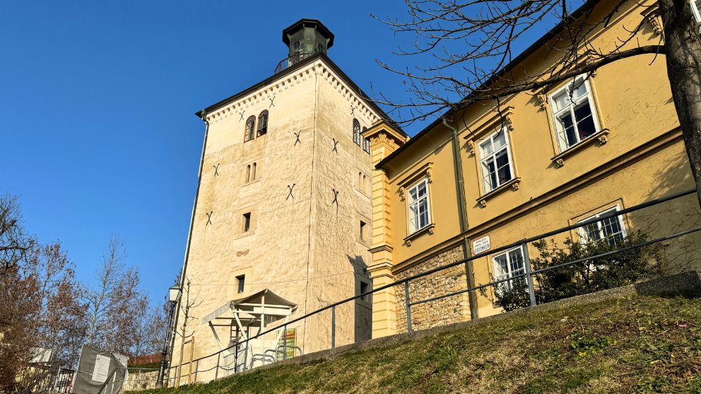 旧市街にある縦に細長いロトルシャチュク塔を、麓から見た様子