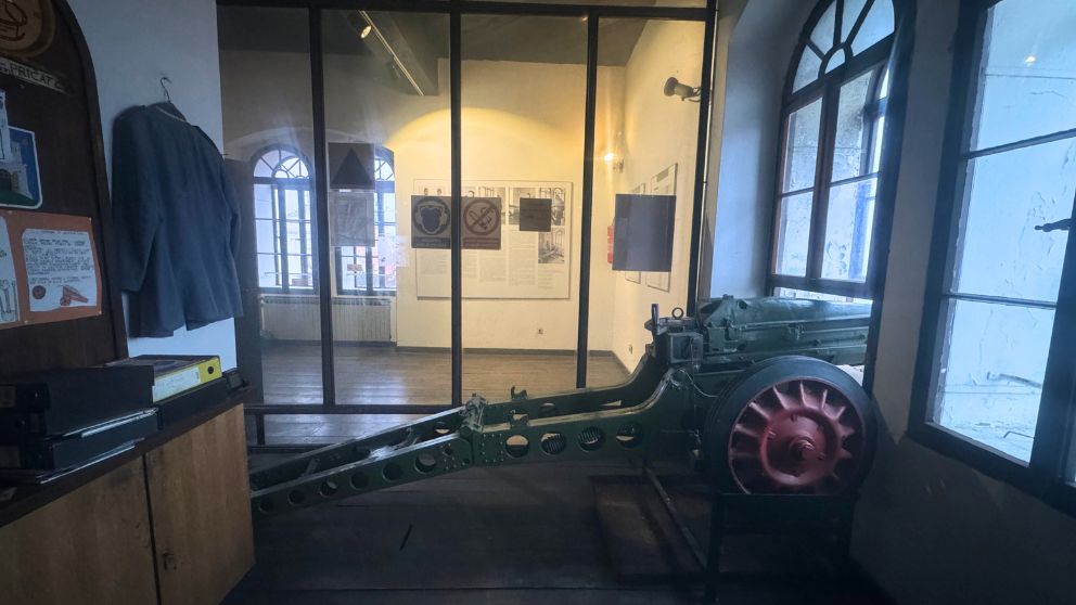 ロトルシャチュク塔に設置された大砲を横から撮影