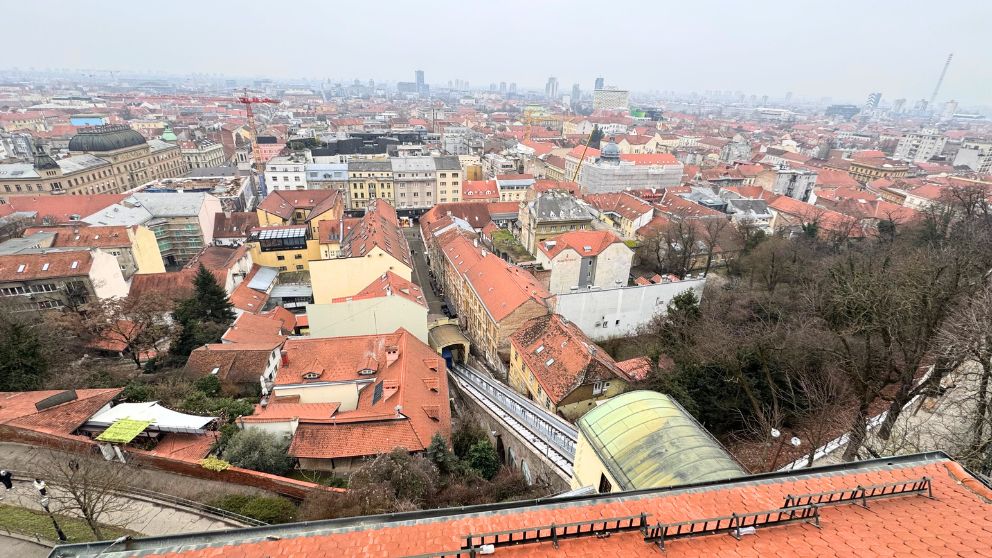 旧市街にあるロトルシャチュク塔の展望台から新市街方向を眺めた時の様子