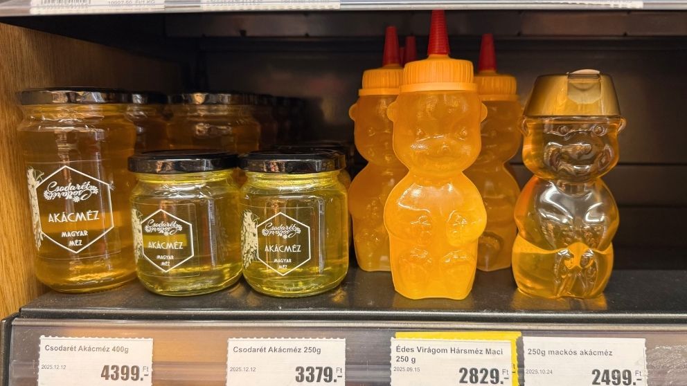 スーパーに並ぶアカシアのはちみつ。クマのボトルに入っているのものもある