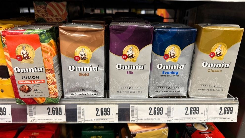 Omniaのコーヒー5種類がスーパーに並んでいる様子