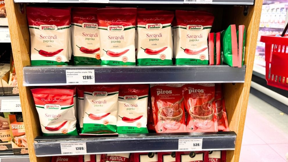 パプリカパウダーが並ぶ商品棚