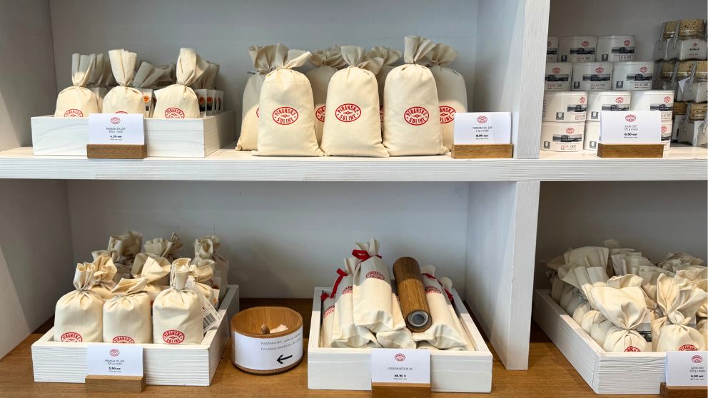 Piranske soline Ljubljanaの店内に並ぶ袋入りのピランの塩