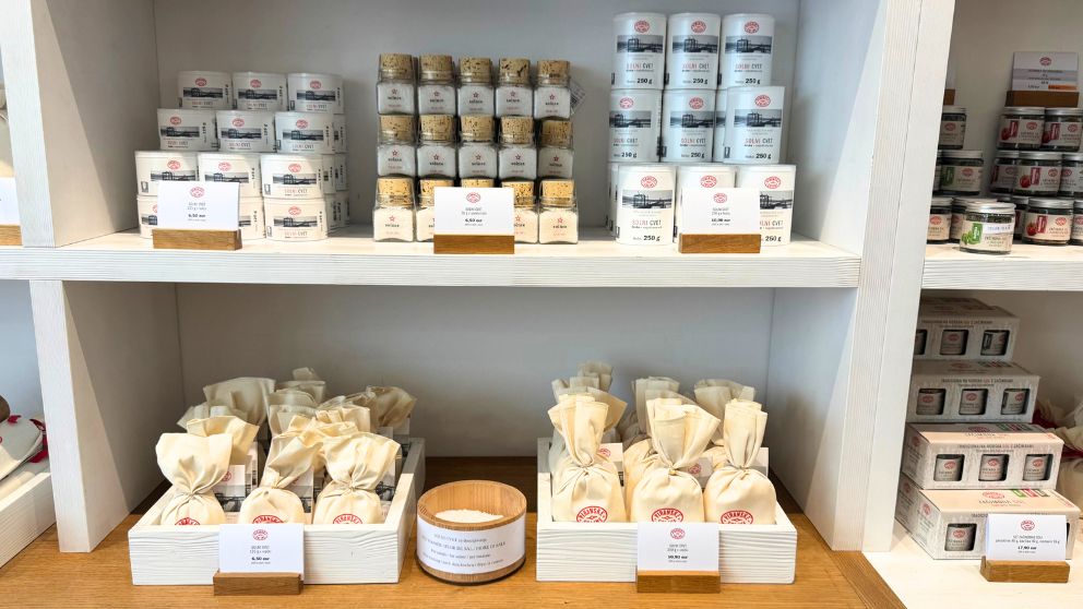 Piranske soline Ljubljanaの店内に並ぶピランの塩。瓶入り・紙筒入り・袋入りがある