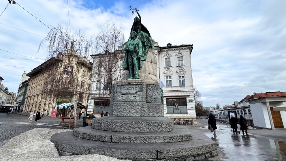 プレシェーレン広場に立つ本人の銅像