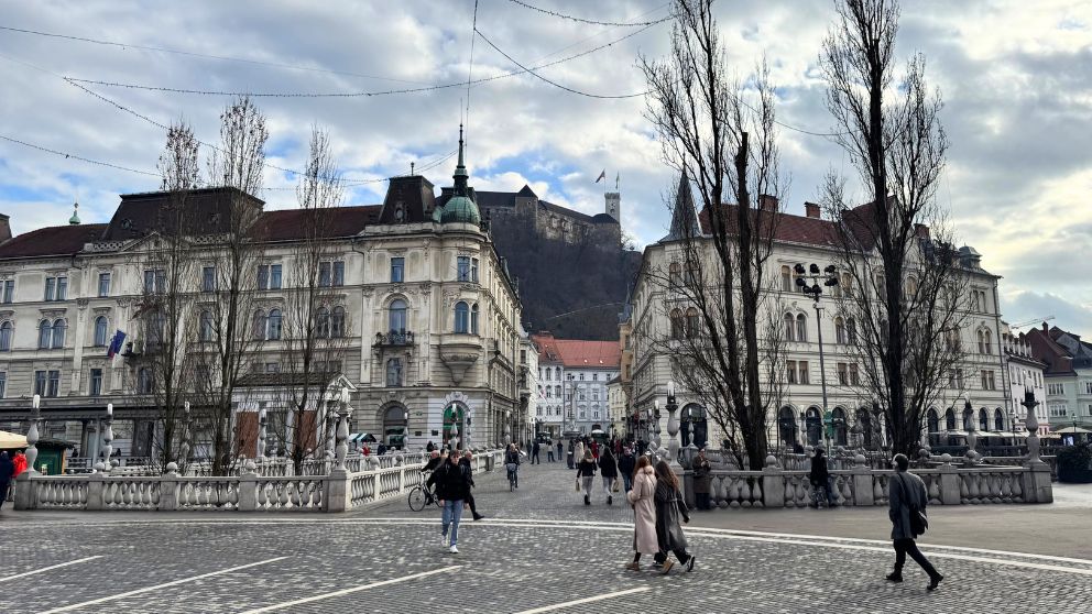 リュブリャナのプレシェーレン広場から見る三本橋とリュブリャナ城の風景