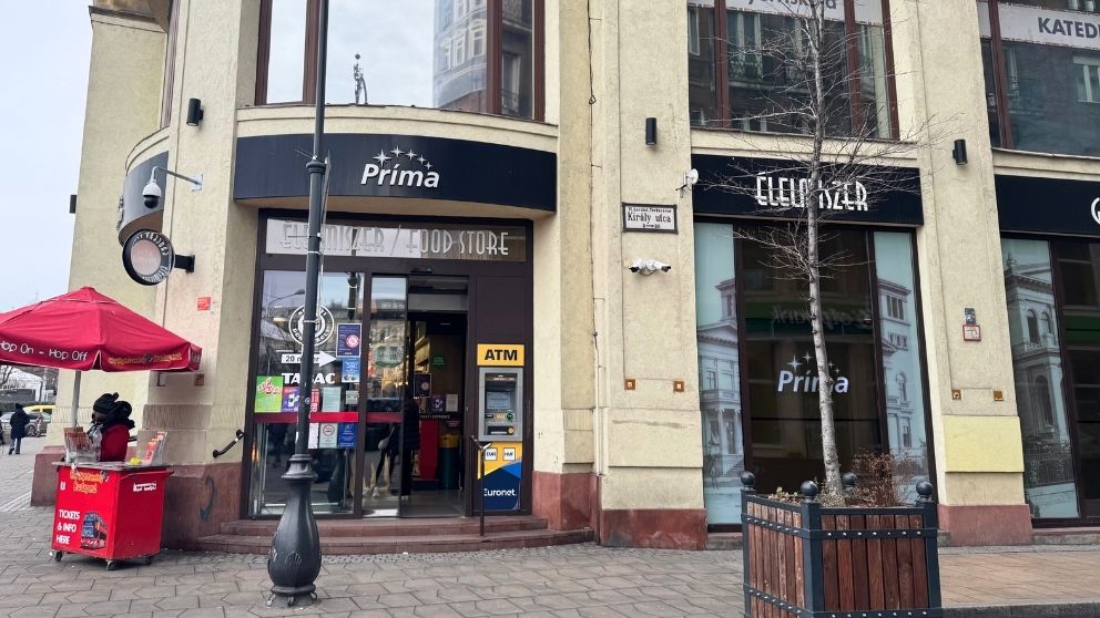 Primaの入口と看板
黒い看板が意外と地味