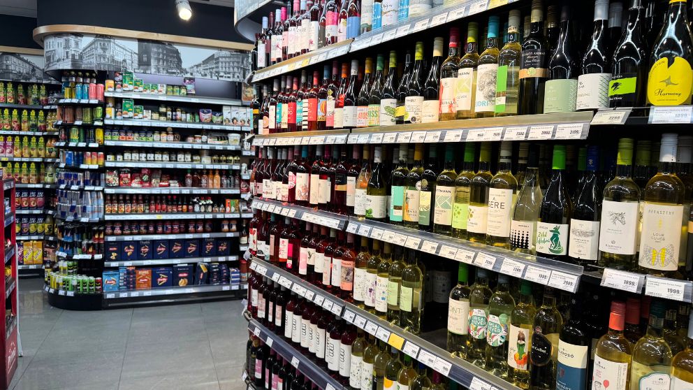 ブダペストのスーパーPrímaの店内で、白ワインとロゼワインがずらりと並ぶコーナーの様子