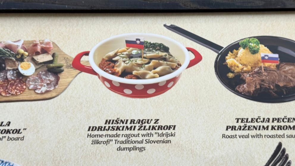 スロベニア料理のメニュー、イドリヤ風ジュリクロフィなどが並ぶ