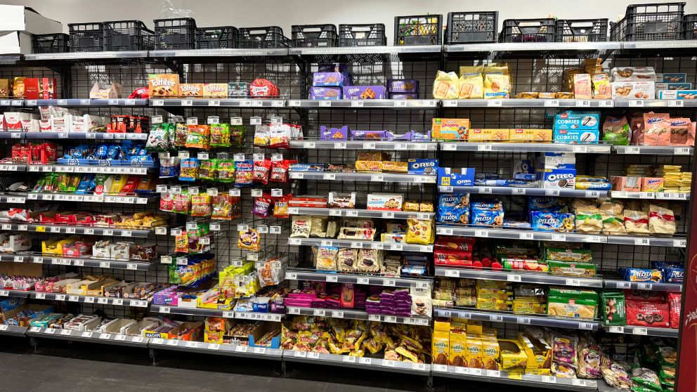 ブダペストのスーパーマーケットのSparのお菓子コーナーの様子