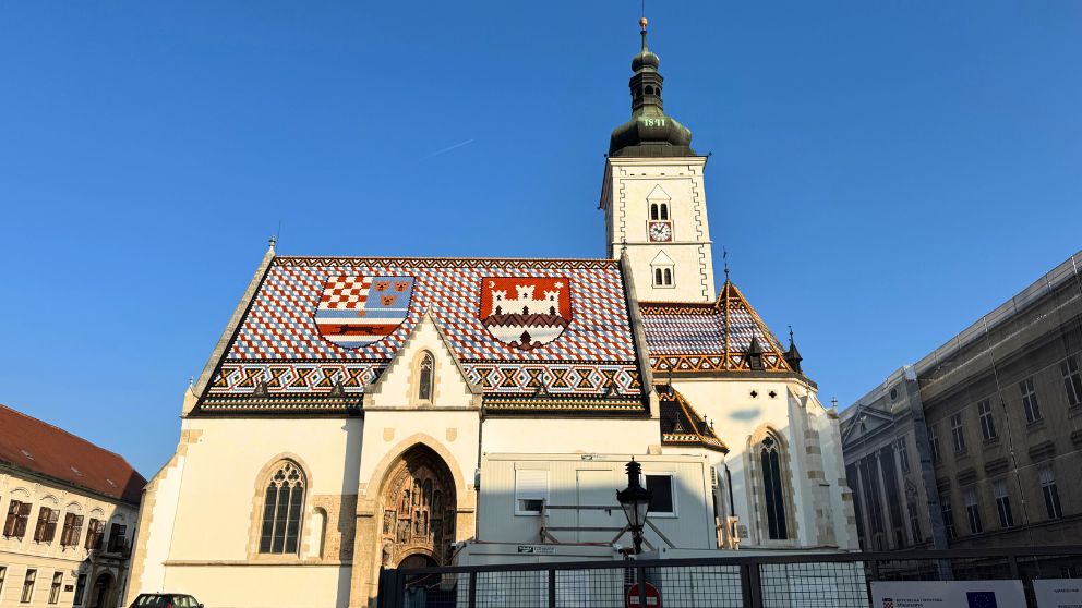 ザブレブ旧市街の聖マルコ教会を正面から見た画像