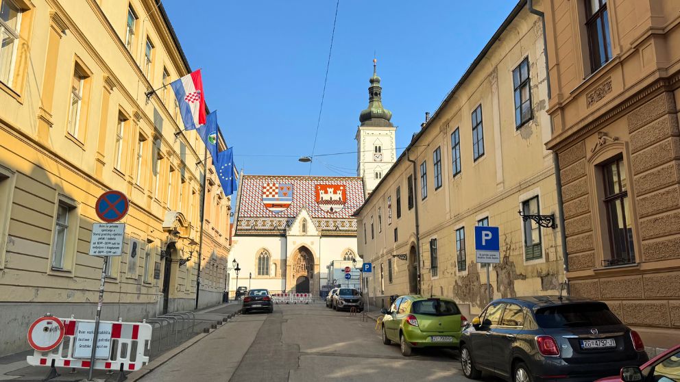 ザグレブ旧市街のせいマルコ教会を、正面の通りの少し離れたところから見た様子