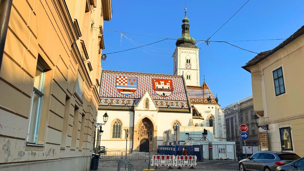 ザグレブ旧市街の聖マルコ教会。屋根瓦が印象的で美しい