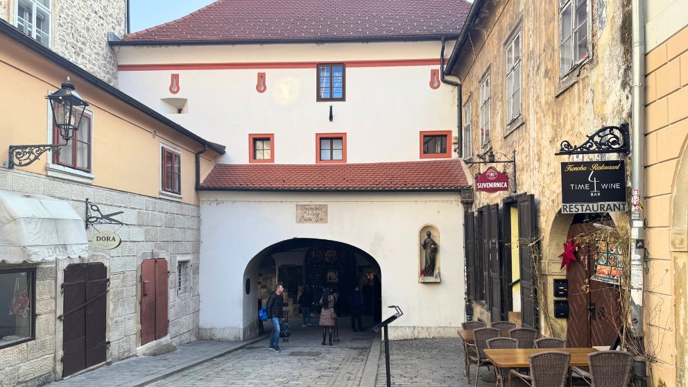 ザブレブ旧市街の石の門の外観。門の上には窓のついた建物があり、家のように見える