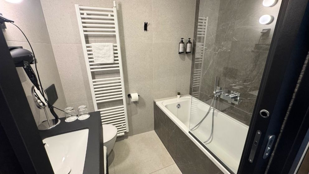 The Hotel Ljubljanaのこぢんまりとしたバスルーム
