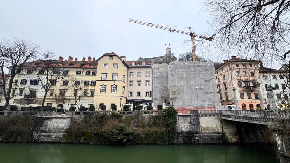 川沿いに建物が並んでいる様子。宿泊したThe Hotel Ljubljanaが中央にある