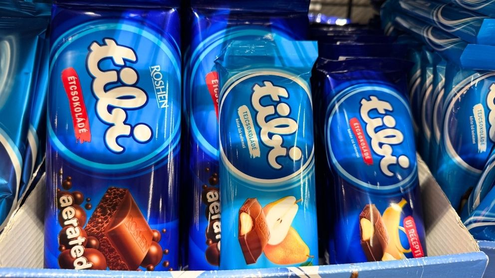 青いパッケージのTibiの板チョコが並ぶ商品棚