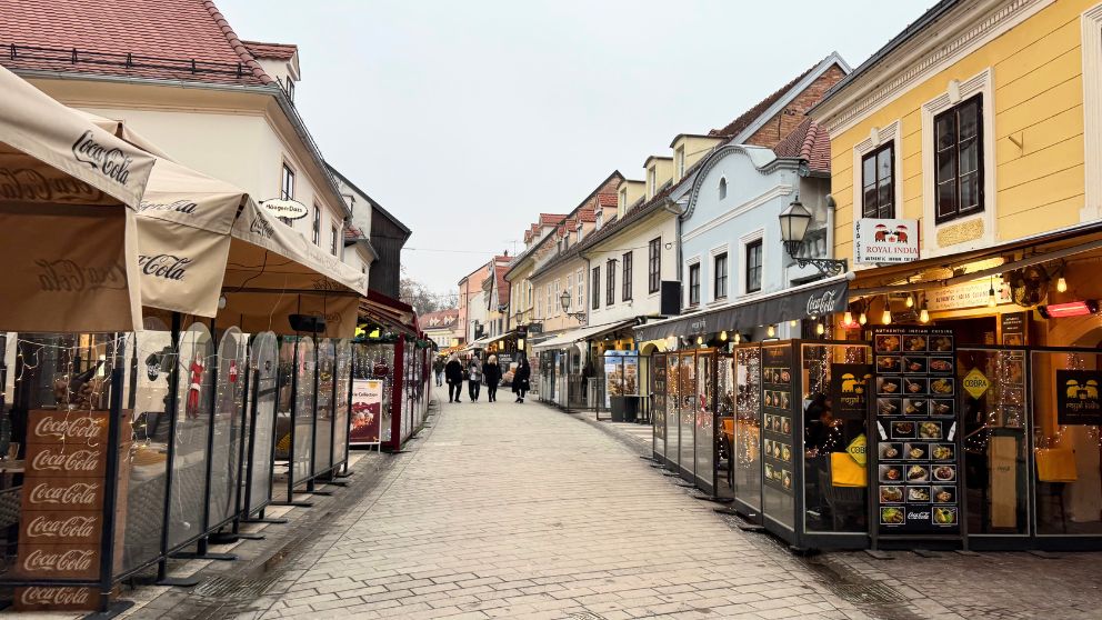ザグレブのトカルチチェヴァ通りの冬の午後。お客さんはやや少なめ、冬なのでテラス席にはガラスの囲いがしてある