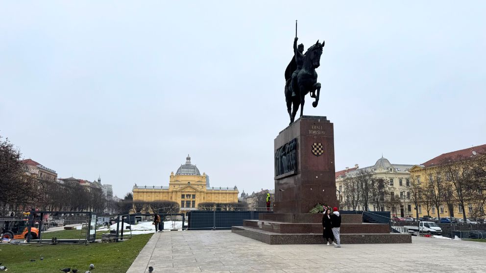 ザグレブの鉄道駅の正面、トミスラヴ王広場の様子