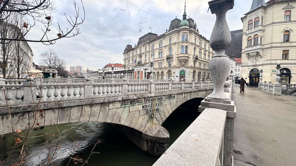 リュブリャナの三本橋、中央の橋にラテン語が刻まれている