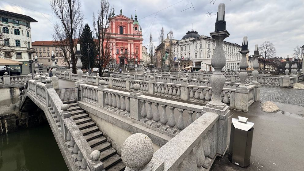 リュブリャナの三本橋、背景に聖フランシスコ教会