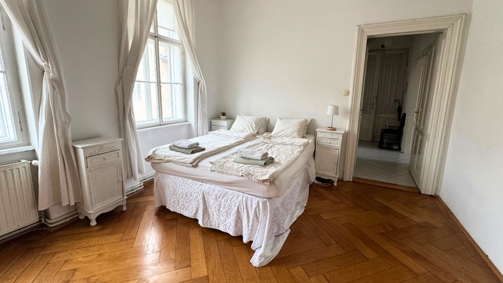 宿泊したアパートの寝室。白い壁に白いベッドリネン