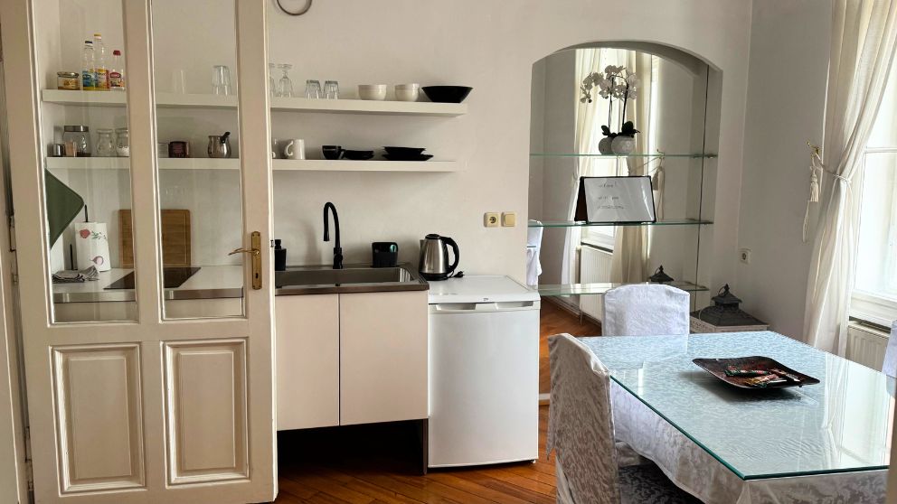 宿泊したアパートのキッチンも、白が貴重になっている