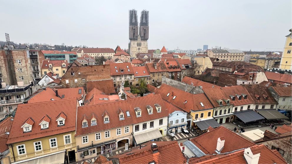 宿泊したアパートからの景色。ザグレブ大聖堂とトカルチチェヴァ通りが見え、ヨーロッパらしい