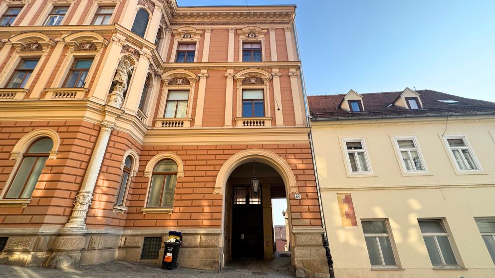 ザグレブで宿泊したアパートの外観。ピンク色に塗装されていて、高さと迫力がある