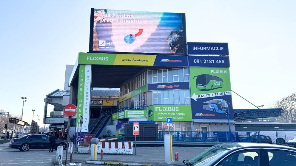 ザグレブのバスターミナルの外観。社会主義時代の建物っぽい雰囲気