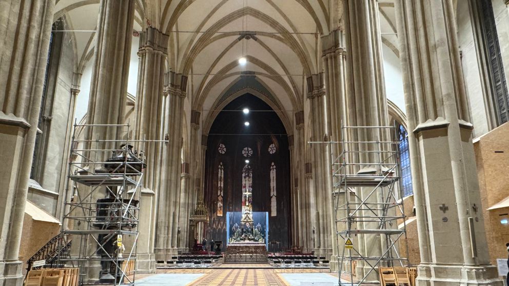ザグレブ大聖堂の内部の様子。修復ちゅで工事の足場がある