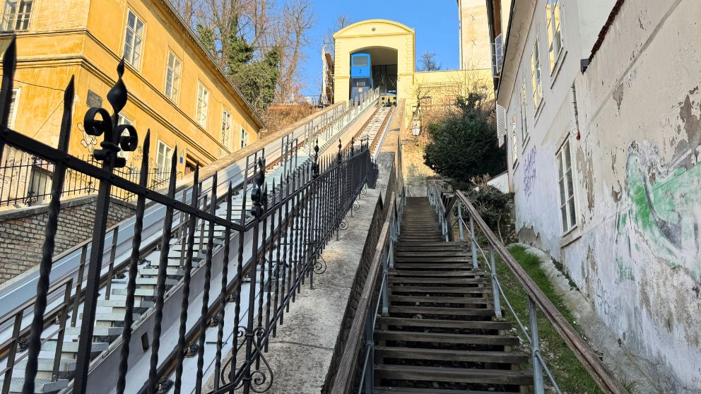 ザグレブケーブルカーの路線の横にある階段