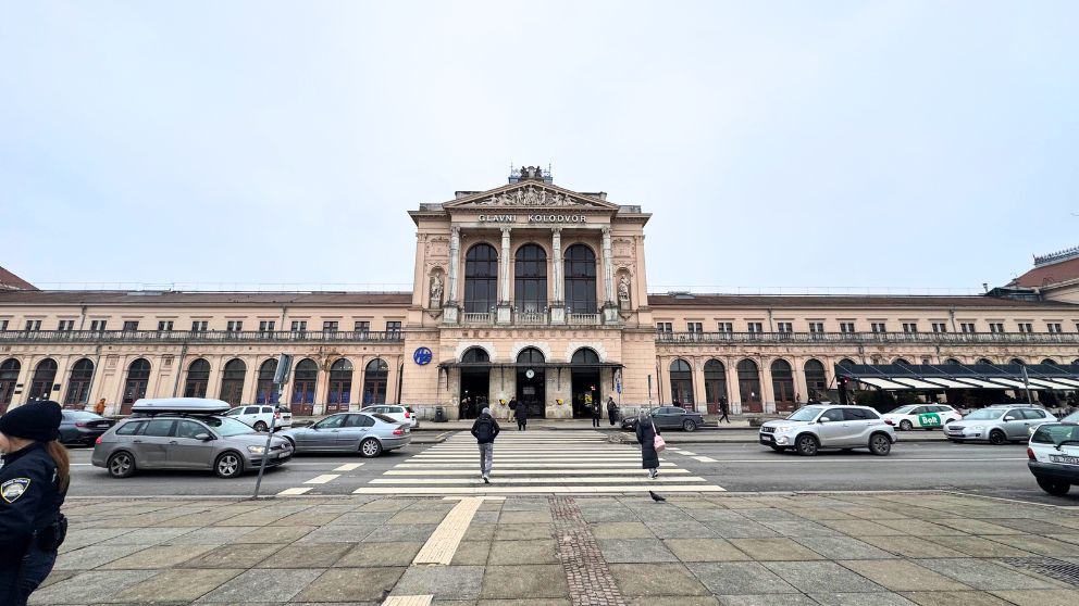 ザグレブの鉄道駅を正面から撮影。立派な駅舎