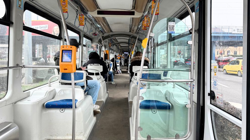ザグレブのトラム6番の車内の様子