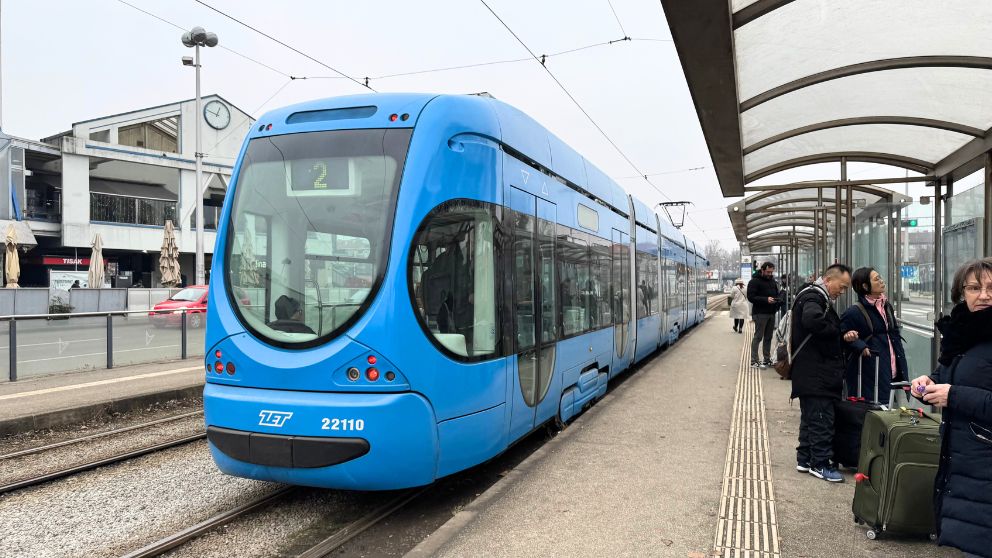 ザグレブの青い2番トラムと停留所の様子