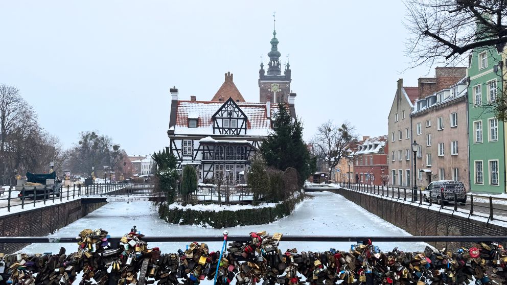 ポーランドのグダニスクの町の「愛の橋」と呼ばれる橋には南京錠がたくさんかけられていて、川の中洲には美しい水車小屋が立っている