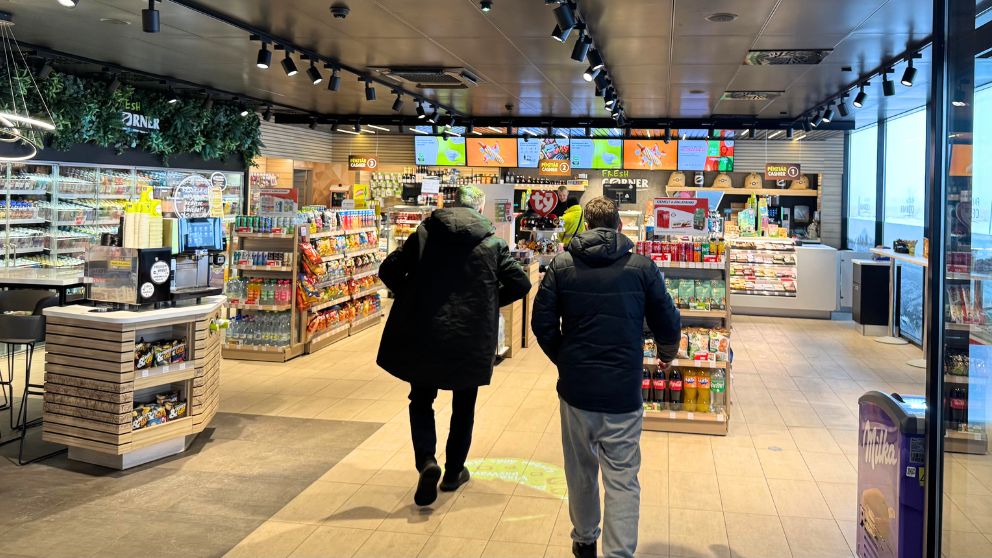 ハンガリーのBalatonlelleのガソリンスタンド内のきれいな売店の様子