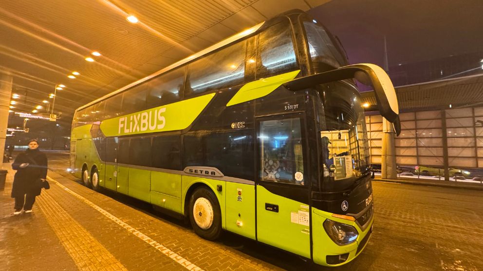 ブダペストのNepligetに停車中の2階建てFlixBusの様子